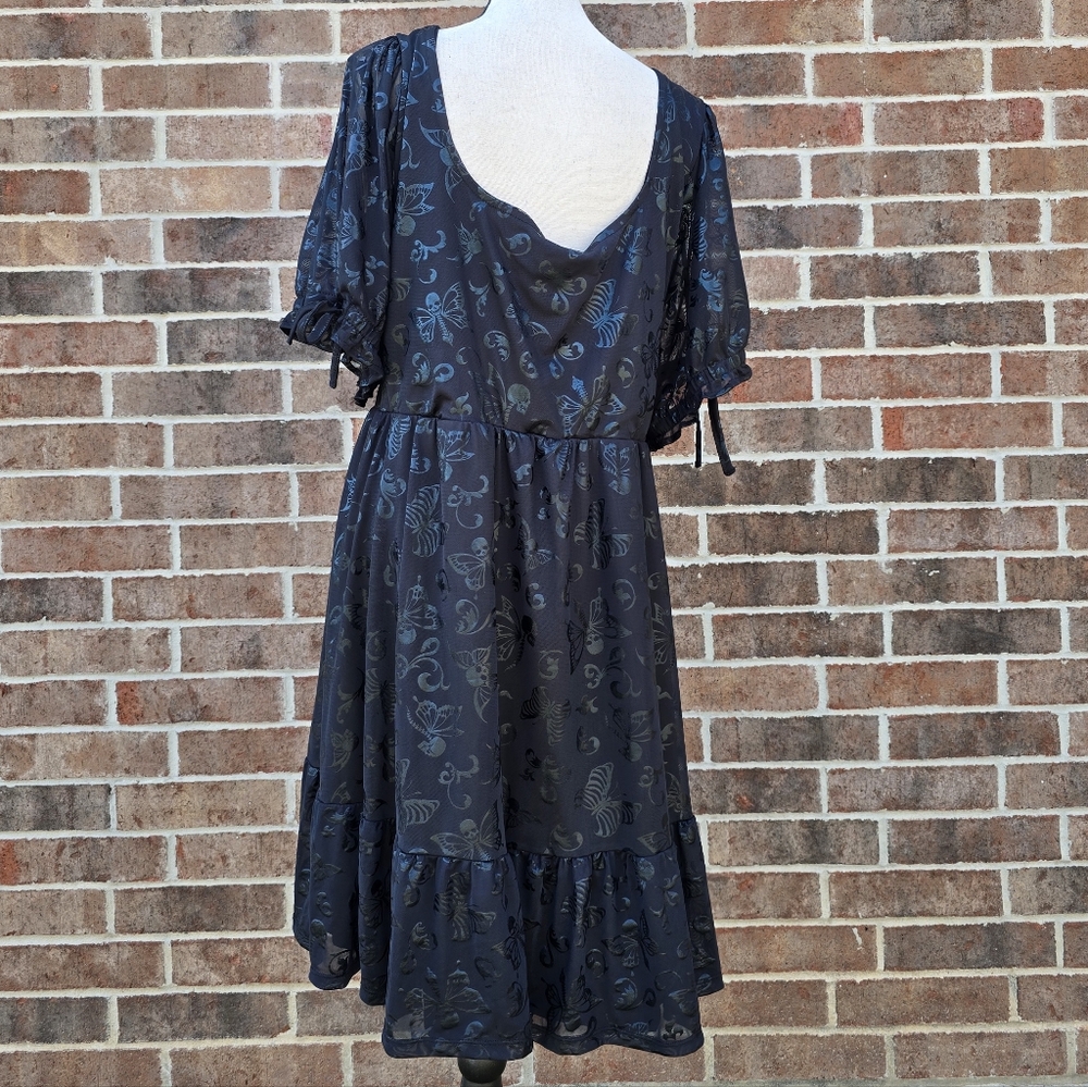 Women's Plus Size Black Lace-Up Midi Dress - Picture 4 of 9